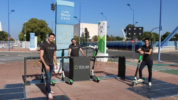 Solum instala en Sevilla el primer punto de carga sostenible para patinetes